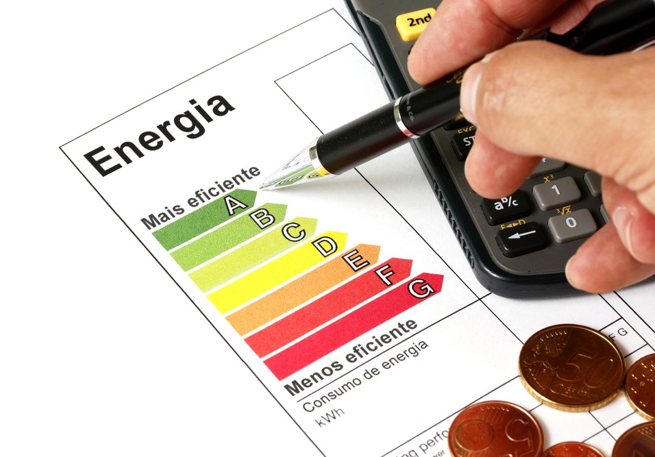 homem analisando gasto de energia de equipamento