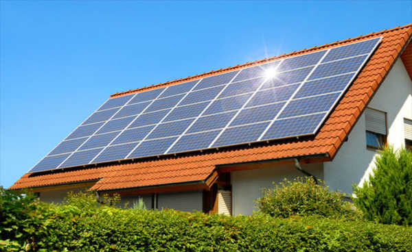 placa solar no telhado de casa